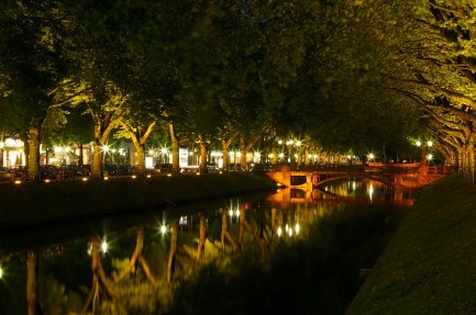 Königsallee_in_Düsseldorf_Girardetbrücke_von_der_Schadowstraße_aus_bei_Nacht